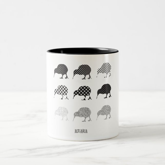 Schwarze u. weiße gemusterte Kiwi-Vögel Zweifarbige Tasse (Mittel)