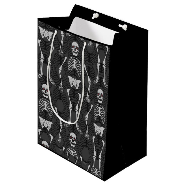 Schwarze u. weiße Skelette Halloween Mittlere Geschenktüte (Vorderseite Schrägansicht)