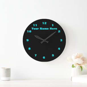 Schwarze Uhr mit aquablauen Zahlen und individuell