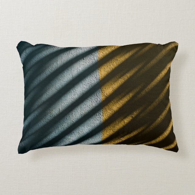 SCHWARZE UND BROWENE STRIPIERTEXTILE DEKOKISSEN (Vorderseite)