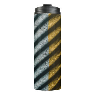 SCHWARZE UND BROWENE STRIPIERTEXTILE THERMOSBECHER