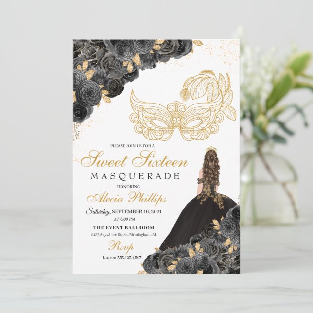 Schwarze und goldene Blumen Masquerade Sweet 16 Ei Einladung (Stehend Vorderseite)