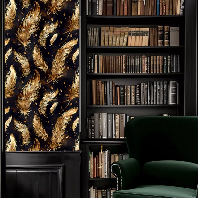 Schwarze und goldene Federn der Dunklen Akademie Tapete (Dark Academia Black and Gold Feathers Wallpaper in a library.)