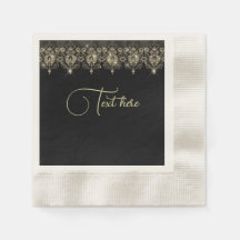 Schwarze und goldene Servietten sorgen für elegant