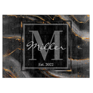 Schwarze und goldmarmorierte, frisch gezogene Häus Schneidebrett