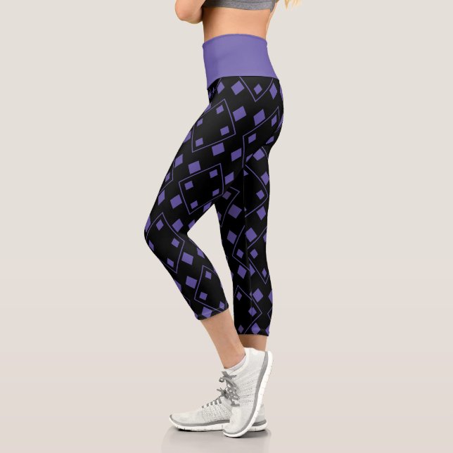 Schwarze und Lila Random Harlequin-Formen Capri Leggings (Links)