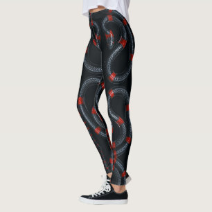 Schwarze und rote Schlange auf schwarzen Leggings