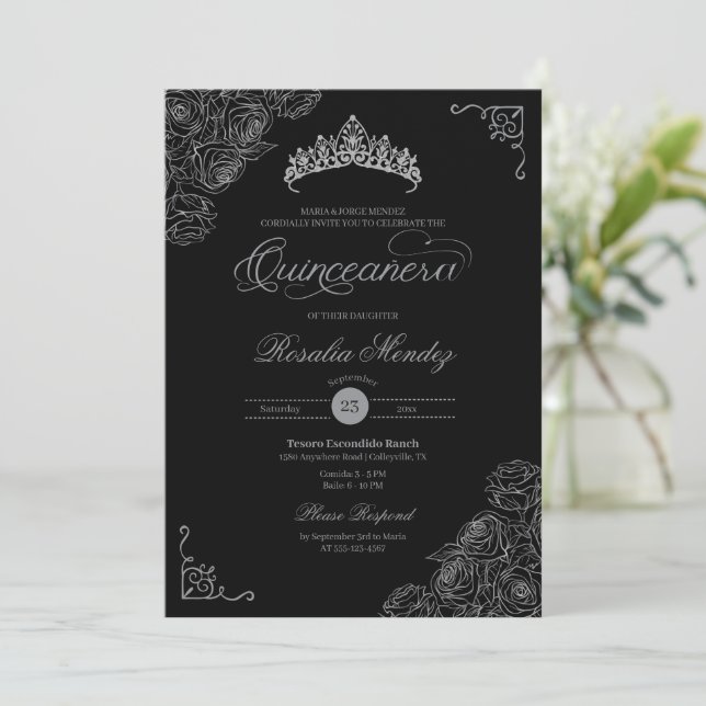 Schwarze und Silberne Rose Elegante Quinceñera Einladung (Stehend Vorderseite)