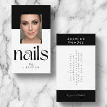 Schwarze und weiße elegante Foto-Nageltechnikerin