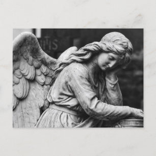 Schwarze und weiße Engelsstatue auf einem Friedhof Postkarte