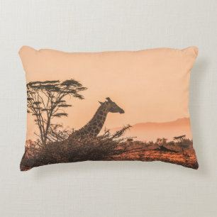 SCHWARZE UND WEISSE GIRAFFE AUF BROWN GRASS FELD DEKOKISSEN