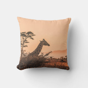 SCHWARZE UND WEISSE GIRAFFE AUF BROWN GRASS FELD KISSEN