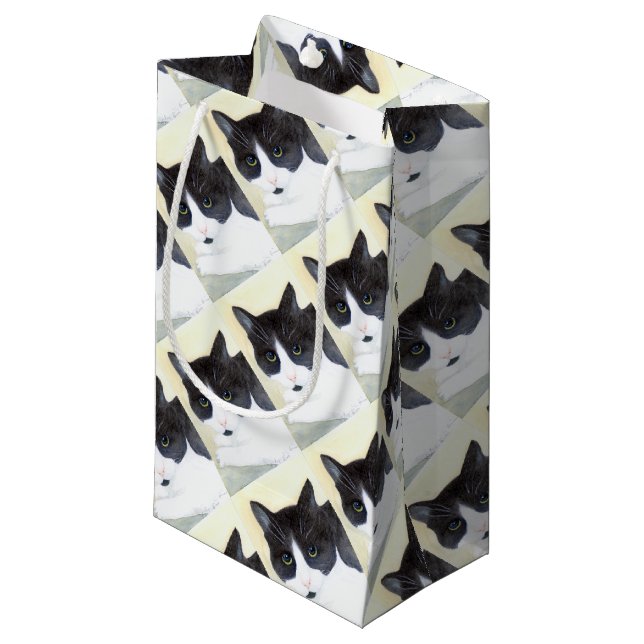 Schwarze und weiße Katze Kleine Geschenktüte (Vorderseite Schrägansicht)
