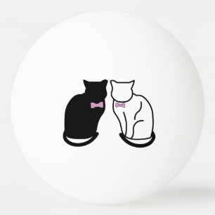 Schwarze und weiße Katze Tischtennisball