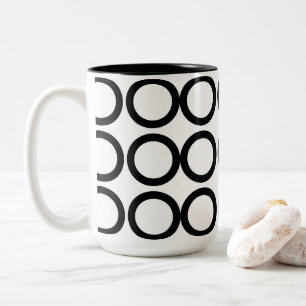 Schwarze und weiße kreisgeometrische  zweifarbige tasse