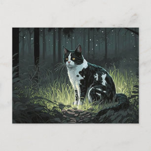 Schwarze und weiße Piebaldkat im Wald Postkarte