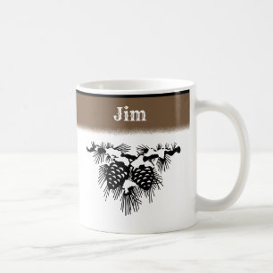 Schwarze und weiße schneebedeckte Kiefernzapfen mi Kaffeetasse