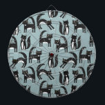 Schwarze und weiße Tuxedo Katzen Dartscheibe<br><div class="desc">Niedliche schwarz-weiße Tuxedokatzen,  die ihr Geschäft machen. Ein hübsches Muster auf einem mittelblauen Hintergrund.</div>