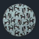 Schwarze und weiße Tuxedo Katzen Dartscheibe<br><div class="desc">Niedliche schwarz-weiße Tuxedokatzen,  die ihr Geschäft machen. Ein hübsches Muster auf einem mittelblauen Hintergrund.</div>