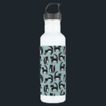 Schwarze und weiße Tuxedo-Katzen Edelstahlflasche<br><div class="desc">Niedliche schwarz-weiße Tuxedokatzen,  die ihr Geschäft machen. Ein lustiges Muster auf einem mittelblauen Hintergrund.</div>