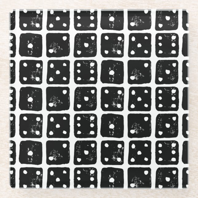 Schwarze und weiße Würfel 1-6 Rustikale Linocut Glasuntersetzer (Vorderseite)