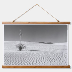 Schwarze und weiße Wüstensanddünen mit Yucca Wandteppich Mit Holzrahmen