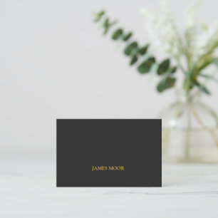 Schwarze Visitenkarte mit Goldschrift