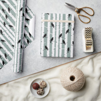 Schwarze Vögel auf einem Baumstamm Wrapping Paper Geschenkpapier