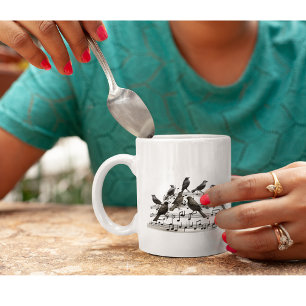 Schwarze Vögel auf einer musikalischen Komposition Kaffeetasse
