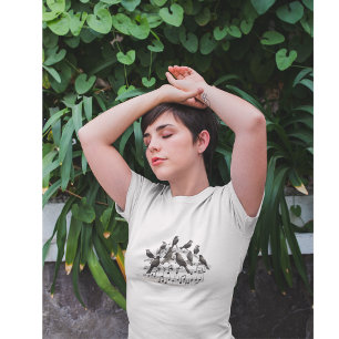 Schwarze Vögel auf einer musikalischen Komposition T-Shirt