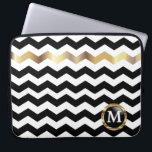 Schwarze, weiße und goldene Streifen, Zickzack Laptopschutzhülle<br><div class="desc">Eleganter Monogram Black, White & Gold Zickzack Stripes Laptop Sleeve bereit für Sie zu personalisieren. ⭐ Dieses Produkt ist zu 100% benutzerdefinierbar. Grafik und/oder Text können hinzugefügt, gelöscht, verschoben, verändert, verändert, gedreht usw. werden.(nur durch Klicken auf den Bereich "EDIT DESIGN") ⭐ 99% meiner Designs in meinem Shop sind in Schichten...</div>