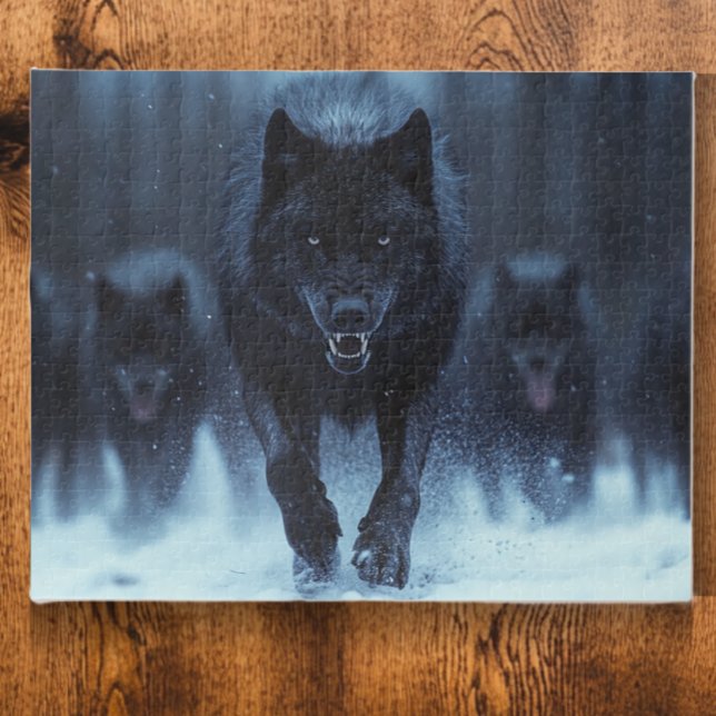 Schwarzer Alpha Wolf im Schnee laufen (Von Creator hochgeladen)
