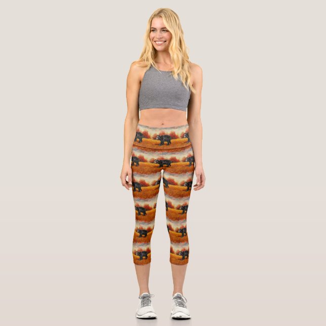 Schwarzer Bär im Herbstwald Capri Leggings (Vorderseite)