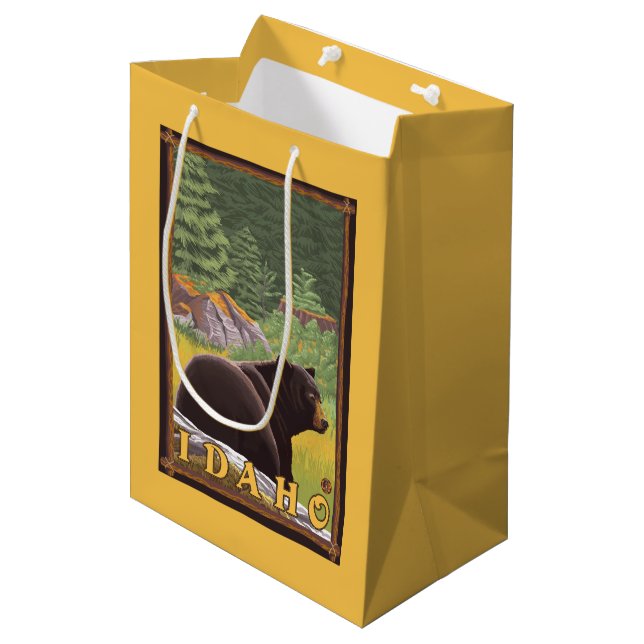 Schwarzer Bär im Wald - Idaho Mittlere Geschenktüte (Vorderseite Schrägansicht)