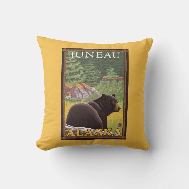 Schwarzer Bär im Wald - Juneau, Alaska Kissen (Vorderseite)