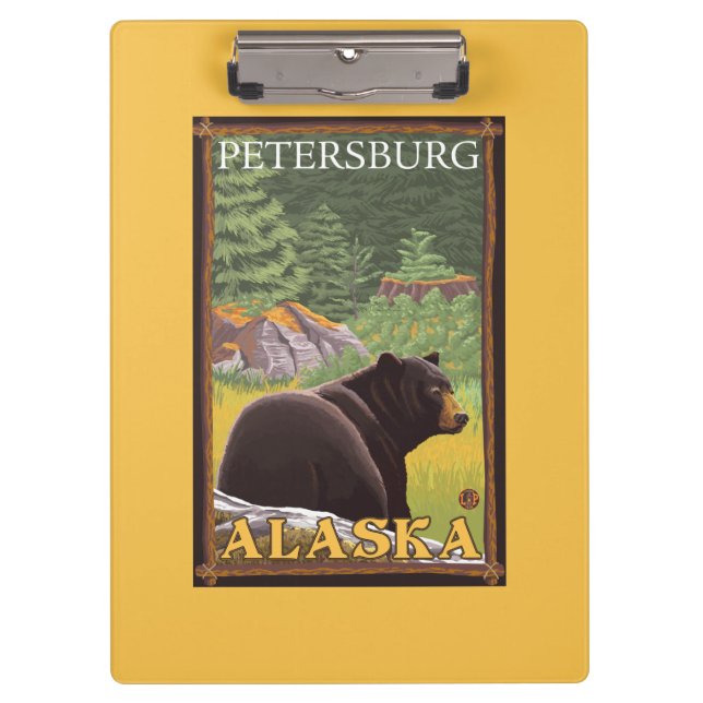 Schwarzer Bär im Wald - Petersburg, Alaska Klemmbrett (Vorderseite)