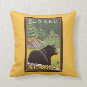 Schwarzer Bär im Wald - Seward, Alaska Kissen