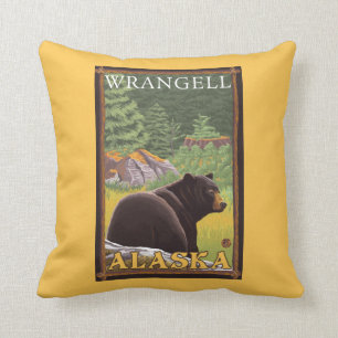 Schwarzer Bär im Wald - Wrangell, Alaska Kissen