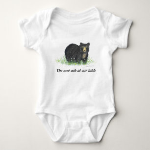 Schwarzer Bär in den weißen Blumen, Baby kleidet Baby Strampler
