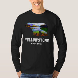 Schwarzer Bär mit Blick auf den Yellowstone Nation T-Shirt