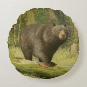 Schwarzer Bär Stepping auf einem Baumstamm Rundes Kissen