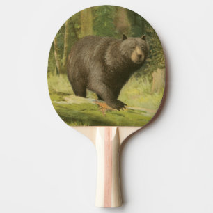 Schwarzer Bär Stepping auf einem Baumstamm Tischtennis Schläger