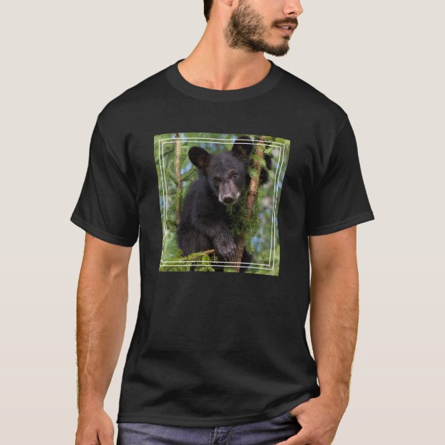 Schwarzer Bärenkub spielt in Bäumen T-Shirt (Vorderseite)