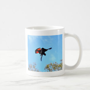 SCHWARZER COCKATOO IM FLUG LÄNDLICHES AUSTRALIEN KAFFEETASSE