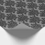 Schwarzer Damast auf grauem elegantem Muster Geschenkpapier<br><div class="desc">Dress up your packages mit einem eleganten Alltagspapier in schwarzem Damast auf grauem Hintergrund. Es ist eine großartige Wahl für so viele Anlässe: Brautpartys,  Hochzeiten,  Geburtstage,  Abschlüsse,  Ruhestand,  Abschiedsessen Party und mehr. Mit diesem Design können Sie fast jedes Farbband für ein schönes Geschenk hinzufügen.</div>