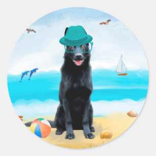 Schwarzer deutscher Schäferhund am Strand Runder Aufkleber