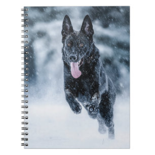 Schwarzer Deutscher Schäferhund im Schnee Bettwäsc Notizblock