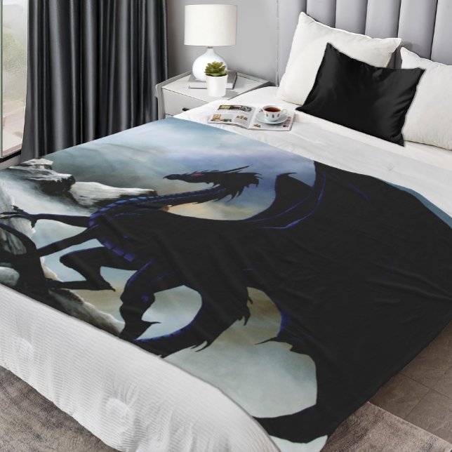 Schwarzer Drache Fantasy Blaue Berge Fleecedecke (Von Creator hochgeladen)