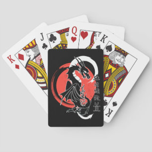 Schwarzer Drache, roter Mond, der Karten spielt Spielkarten