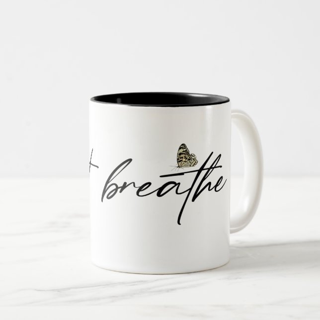 Schwarzer "einfach atmen" Textschmetterling Zweifarbige Tasse (VorderseiteRechts)
